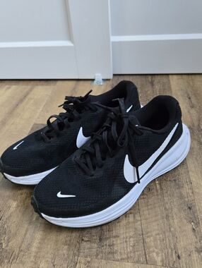 Nike Womens Black And White 8.5 Sneakers